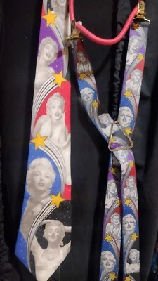 Corbata y tirantes Marilyn Monroe para hombre a juego Rainbow Connection Shea EE. UU. Foto 1 de 4