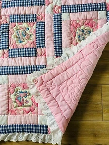 Vintage Hollie Hobbie Quilt Patchwork Print rosa blau Handarbeit Ösenborte 56x42 - Bild 1 von 13
