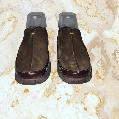 Mulas COLE HAAN AIR MAXINE ~ Nobuck de chocolate con borde de patente D25338 ~ EE. UU. 61/2B ¡USADAS EN EXCELENTE ESTADO! Foto 1 de 4