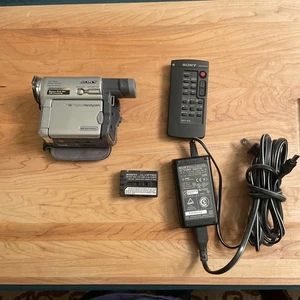 Sony Handycam DCR-TRV33 Digital-8 Hi8 Camcorder w/Nightshot BUNDLE KIT - TESTED - Picture 1 of 16