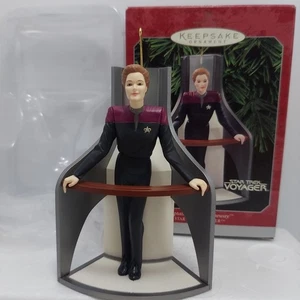 Hallmark Andenken Ornament Star Trek USS Voyager Captain Kathryn Janeway Neu im Karton - Bild 1 von 11