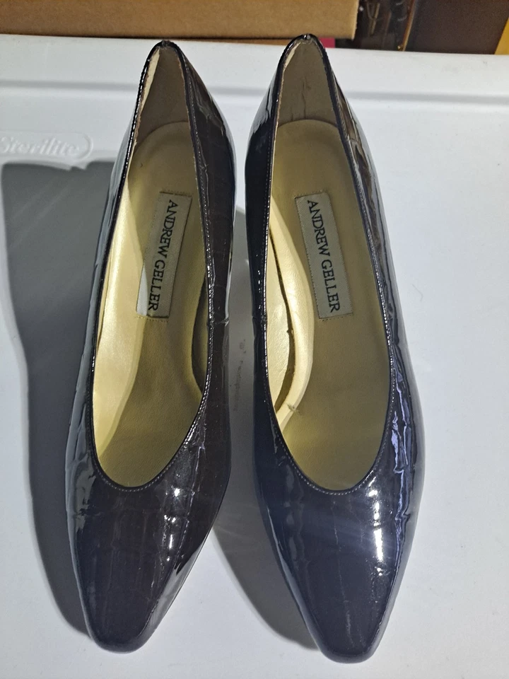 Woman's Andrew Geller Leather heels- Size 6 - Image 1 of 2