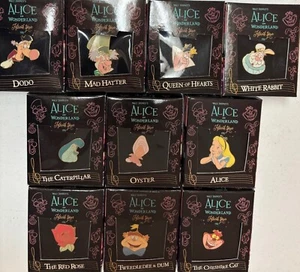 Disney Gallery Alicia en el País de las Maravillas Bebé Ostra Rosa Dodo 10 Prendedores Juego de Caja Completo - Imagen 1 de 1