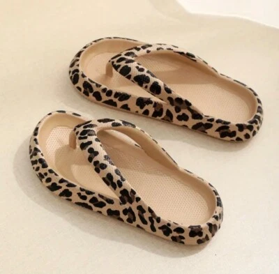 Chanclas de tanga cómodas para playa de verano con estampado de leopardo de moda para mujer Foto 1 de 4