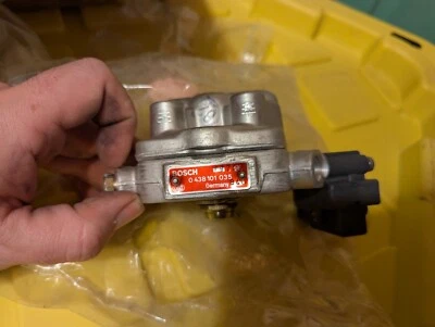 DISTRIBUIDOR COMBUSTIBLE AUDI 80 100 2.0L 4 CILINDROS 0 438 101 035 Foto 1 de 4