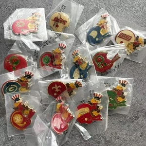 RARA spilla squadra NFL 1984 vintage 14 pezzi vecchio logo con mascotte olimpica Sam the Eagle - Foto 1 di 6