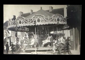 Antike Karussell Postkarte Französischer Jahrmarkt Karussell Kinder RPPC Stil - Bild 1 von 2