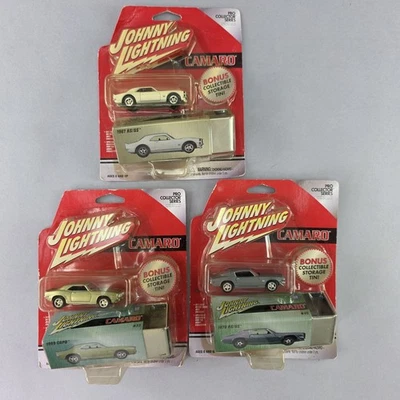 Johnny Lightning Camaro Juego de 3 COPO y RS/SS con lata de almacenamiento 1:64 Diecast Foto 1 de 4