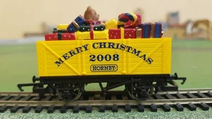 Hornby R6431 7-plank wagon Christmas 2008 with present load, yellow, boxed - Picture 1 of 8
