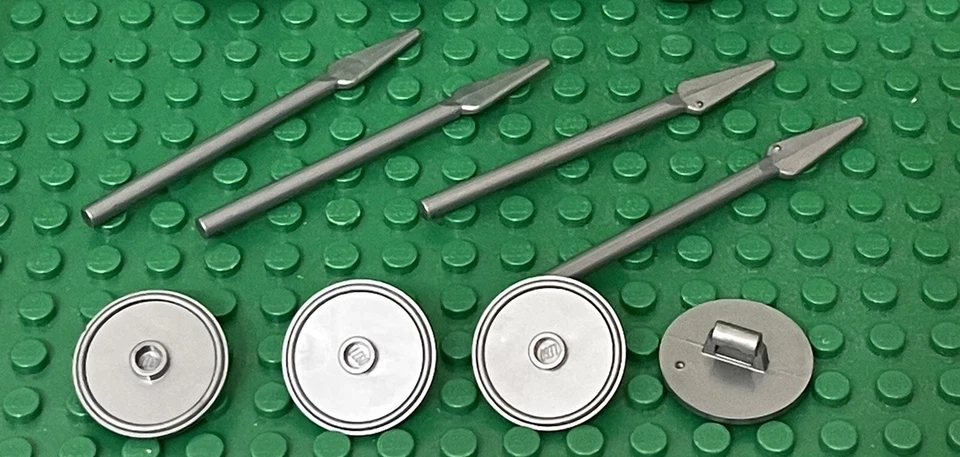 Lego 4 Mini Figuras Planas Castillo Plata Escudo Redondo y 4 Armas Lanza/Lucio Foto 1 de 1