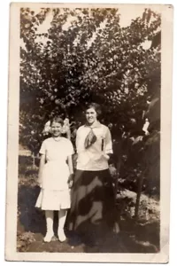 DOS NIÑAS HERMANAS POR ÁRBOL VINTAGE RPPC FOTO REAL POSTAL c1910 100320 P - Imagen 1 de 3