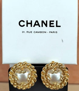 Orecchini CHANEL Vintage Coco CC Logo Finta Perla Tono Oro Clip-On 95A con Scatola - Foto 1 di 19