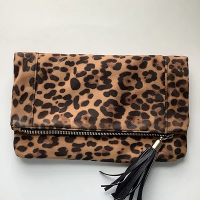 Bolso de mano plegable Sole Society Tassia con borlas de leopardo Foto 1 de 4