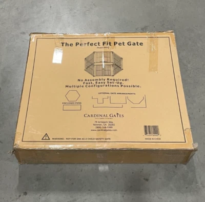 Puerta para mascotas ajuste perfecto PFPG Cardinal Gates arañazos y abolladuras Foto 1 de 4