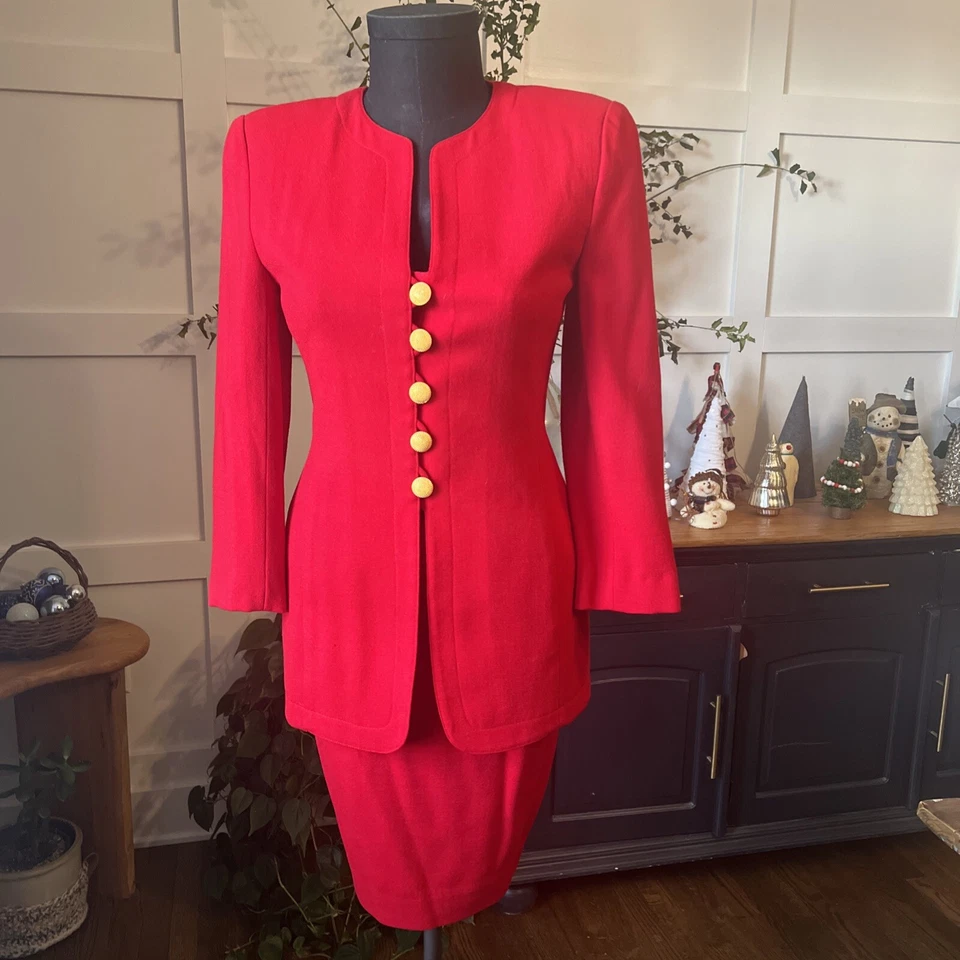 Traje Noviello Bloom rojo con botones dorados para mujer talla 6.  Defectos Foto 1 de 4