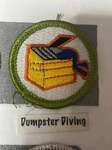 DUMPSTER TAUCHER VERDIENSTABZEICHEN AUFNÄHER JUNGE SCOUT AUFNÄHER LUSTIGE SPOOF BS - Bild 1 von 1