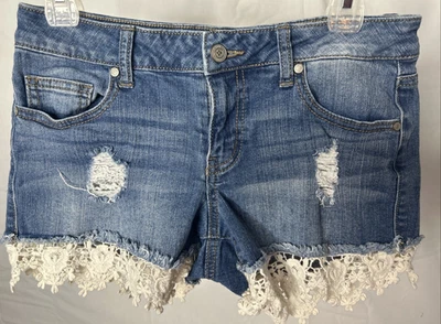 Pantalones cortos de jean de mujer Altar’d State lavado medio con encaje, talla 28 Foto 1 de 4