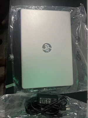 Portátil HP con cargador - acabado plateado victus por HP Gaming Laptop 15-fb8093dx Foto 1 de 4