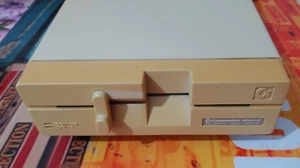 Commodore 1541 II (Ersatzlaufwerk) funktioniert 64 Diskettenlaufwerk 199009 - Afbeelding 1 van 5