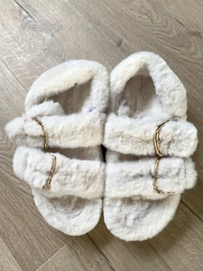 Fabulous Cream Faux Fur H & M Slippers Size 7 REDUCED ‼️ - Picture 1 of 3