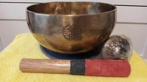 SINGING BOWL 7.9" (198 mm.) Note E - 170 Hz, B - 492 Hz. A - 914 Hz. 1126 gr. - Picture 1 of 12