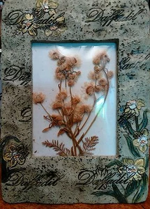 NWT Resin Daffadil Frame with Framed Dried Daffodil, 7” x 5” - Picture 1 of 4