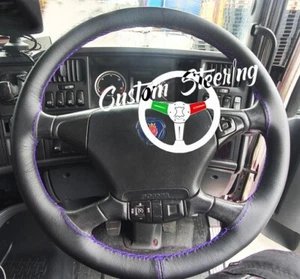 Coprivolante In Pelle Nera Per SCANIA R 450 2016+ Con Cucitura Viola Doppia - Foto 1 di 4