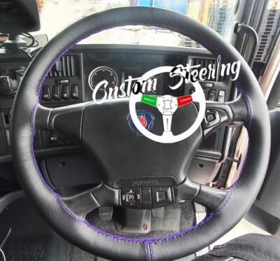 Coprivolante In Pelle Nera Per SCANIA R 450 2016+ Con Cucitura Viola Doppia - Immagine 1 di 4