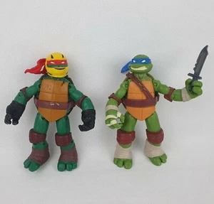 2 figuras de acción de Teenage Mutant Ninja Turtles 2012 Leonardo Raphael con casco - Imagen 1 de 11