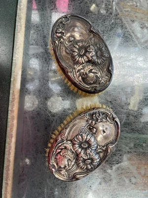 Par de cepillos de plata esterlina Art Nouveau Repousse tiene pequeñas abolladuras Foto 1 de 4