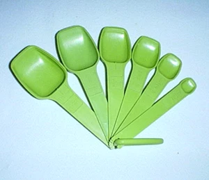 Set 6 cucchiai misuratori vintage TUPPERWARE su anello a D rimovibile APPLA/VERDE LIME - Foto 1 di 3