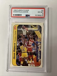 Adesivo Fleer 1986 Akeem Olajuwon #9 Houston Rockets Rookie RC HOF PSA 6 EX-MT - Foto 1 di 2