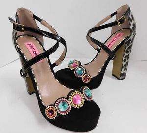 Betsey Johnson Sainte Jeweled Strap Platform 5 pollici stampa animalier tacchi 7,5 M - Foto 1 di 8