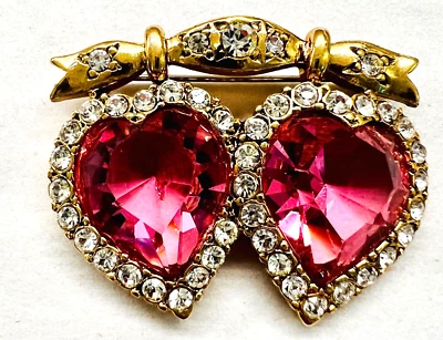 Broche Smithsonian Institution coração duplo rosa - Imagem 1 de 2