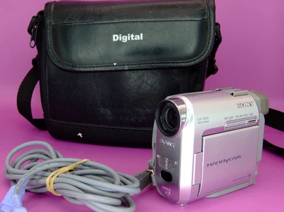 Videocámara digital Sony Handycam DCR-HC30 2,5" LCD 120x zoom digital mini DV Foto 1 de 4