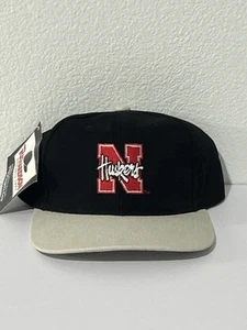 Vintage 90er Nebraska University Cornhuskers Mütze Kappe Richardson neu mit Etikett neu aus altem Lagerbestand Riemen hinten - Bild 1 von 10