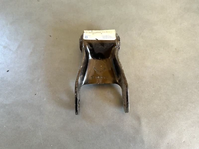 Оригинальная задняя пружинная скоба GM NOS 25812937 1999-2013 Chevrolet Silverado 1500 - Изображение 1 из 2