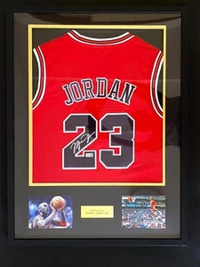 Camiseta deportiva autografiada por Michael Jordan de los Chicago Bulls - Imagen 1 de 8