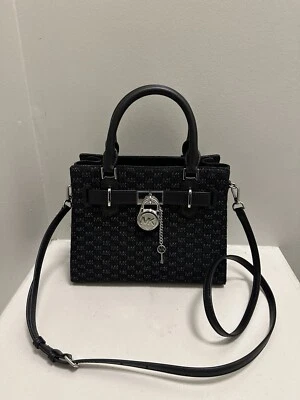 Cartera de mezclilla lavada Michael Kors Hamilton pequeña con logotipo en relieve negra Foto 1 de 4