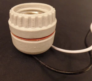 Receptáculo de toma de porcelana de base media tipo anillo de 2 piezas con cables de plomo de 8" #118I - Imagen 1 de 4