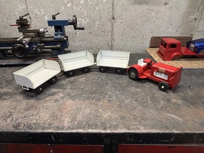 RARO TRACTOR REMOLCADOR TONKA AIRLINES ROJO VINTAGE Y 3 CARROS BLANCOS Foto 1 de 4