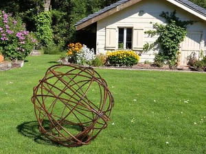 Bola de jardín hierro, aspecto óxido, 40 cm, bola metálica decorativa para jardín rejilla preciosa - Imagen 1 de 4