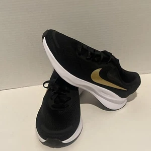 Nike Revolution 7 Damengröße 7 Weite schwarz metallic gold weiß FZ6829-002 4E - Bild 1 von 5