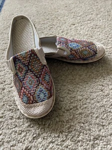 Floral Flat Shoes Slip Ons Women’s Size 5.5. NEW! - Picture 1 of 3