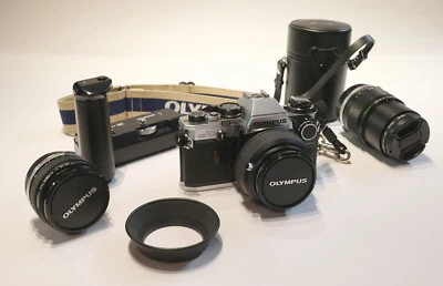 Olympus OM10 fotocamera pellicola 35 mm con 3 obiettivi, azionamento motore, adattatore manuale, superba - Immagine 1 di 4