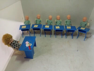 ANCIEN JOUET CLASSE D'ECOLE ENFANT + MAITRESSE - Photo 1/4