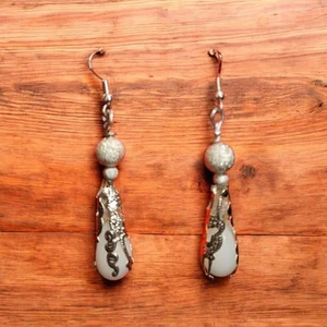 Vintage Boho Tropfen Ohrhänger - Antik Silber & Weiße Glasperlen - Bild 1 von 1