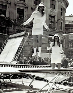 1968 Original Photo leggy beauties trampoline jumping at Dairy Festival London - Picture 1 of 2