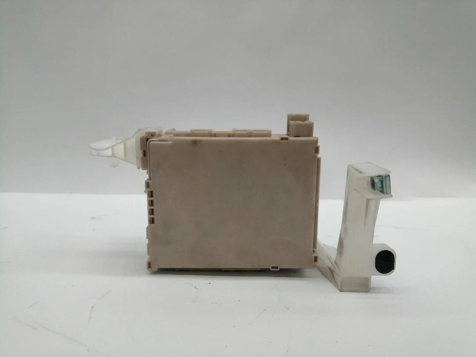 827300H030A Porta Fusibili per TOYOTA AYGO (B4) X-Sky 2017 960294 - Immagine 1 di 4