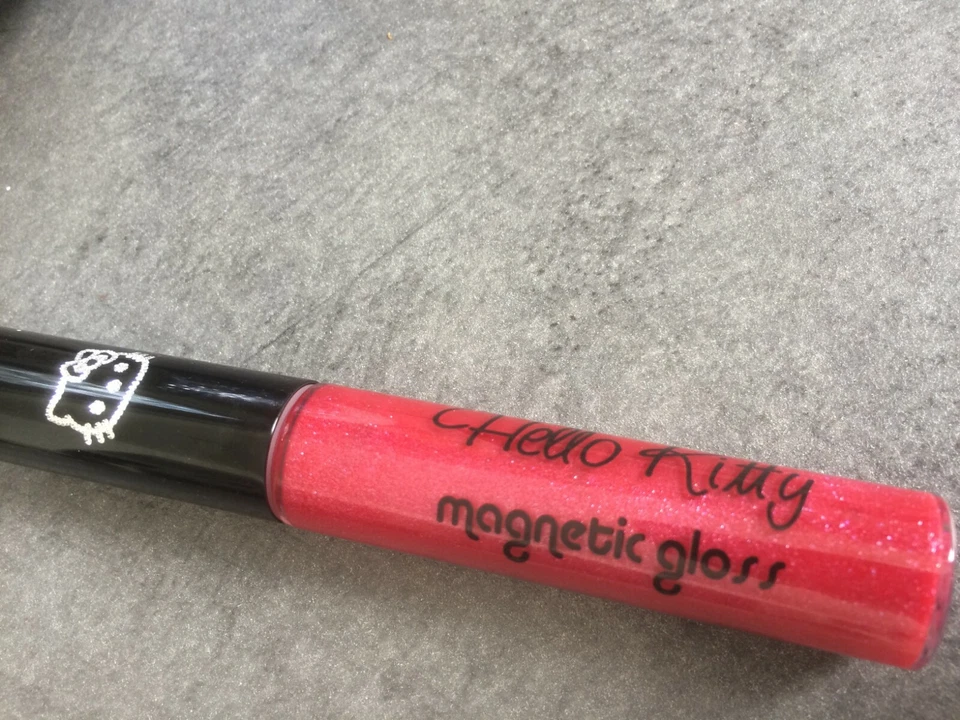Hello Kitty Gloss Magnetico Fashionista Colore Fragola Paillettato D'Oro Val 15€ - Immagine 1 di 2